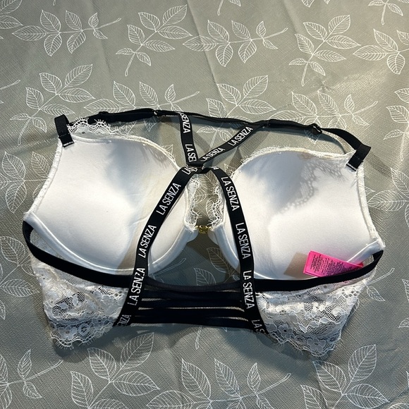 La Senza Classic Plunge Padded Bra. - Picture 3 of 6
